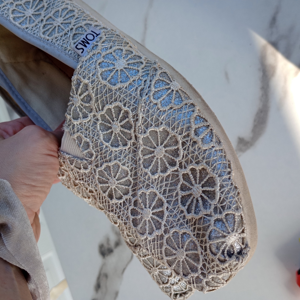 Toms White Floral Flats with Intricate Detailing - Picture 7 of 7